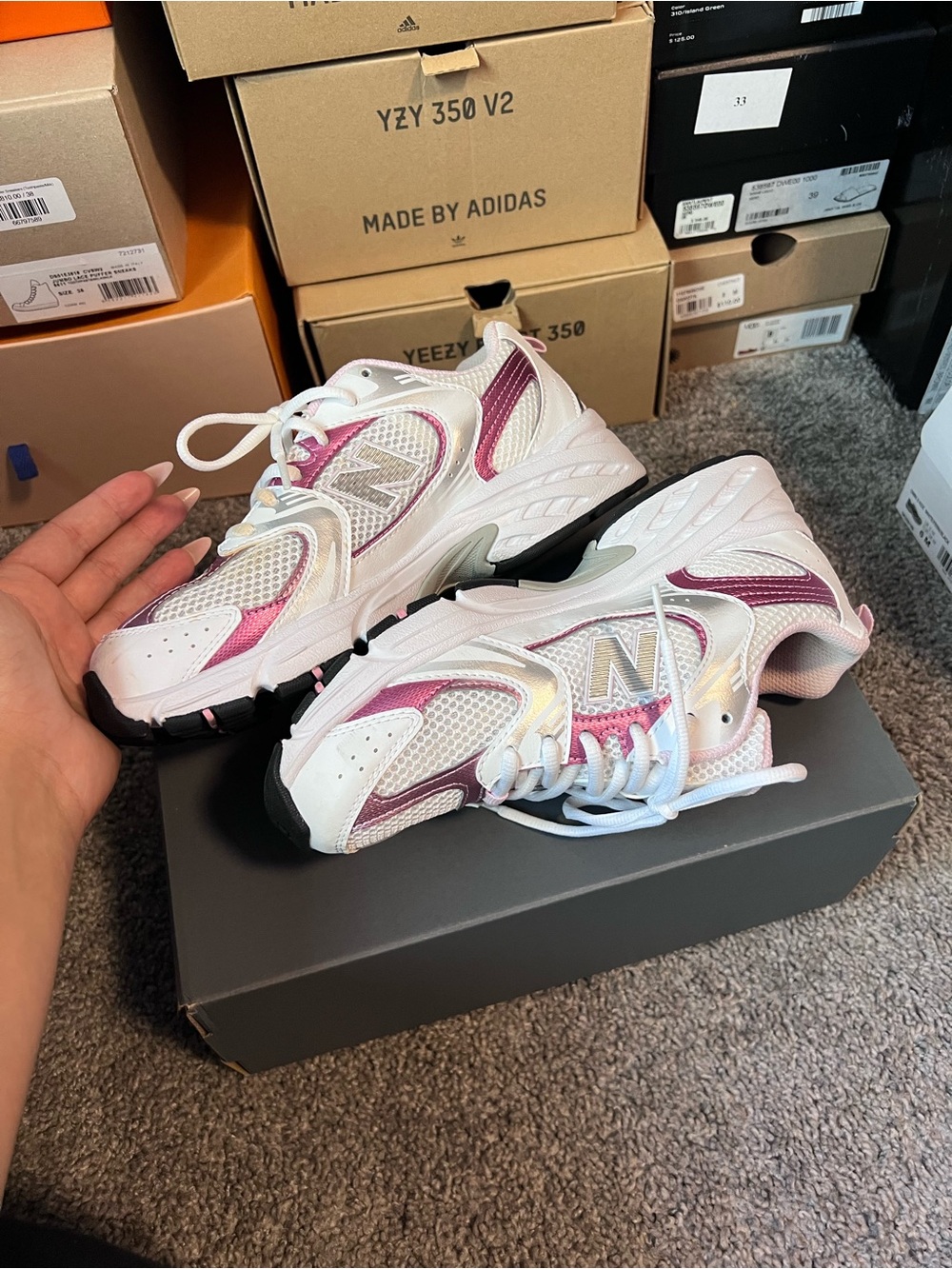 New Balance 530 Sneakers in White and Pink (Kids) - Picture 4 of 8